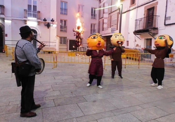 El Hombre Inicuo vuelve a la plaza de España
