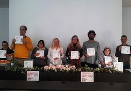 Los protagonistas del cuento con la autora y los dirigentes de APTO