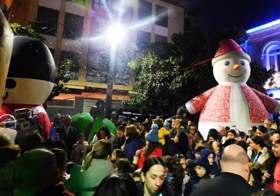 Ambienter en el parque infantil ubicado en la plaza