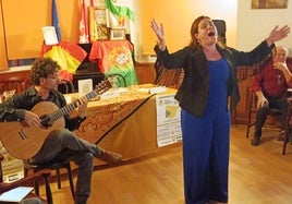 La fadista Laureana acompañada por Carlos Ramos a la guitarra