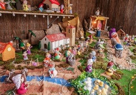 Multitud de detalles, hechos de punto, adornan el Belén