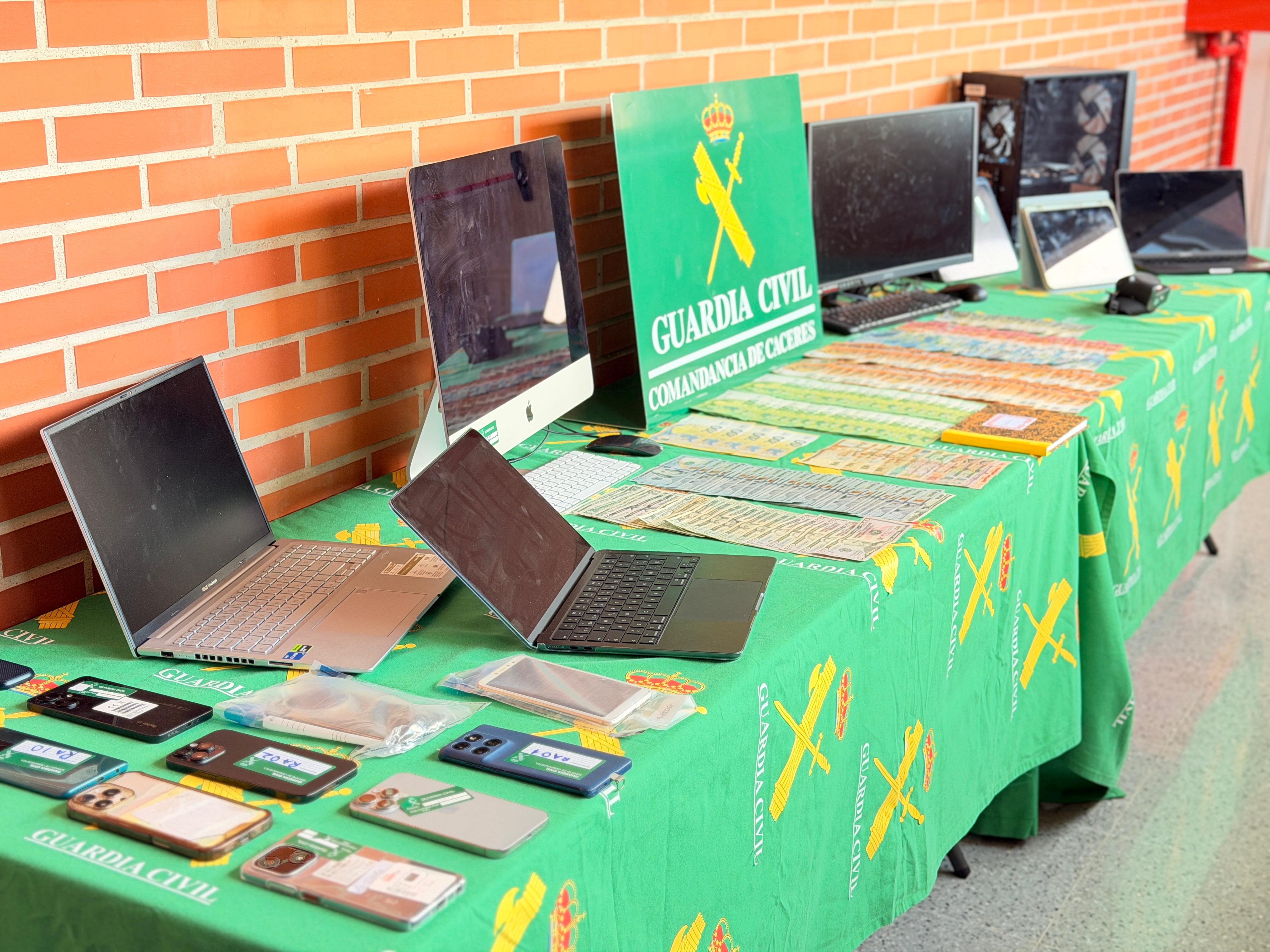 Parte del dinero y del material intervinido