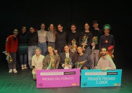 Foto de familia de ganadores y participantes