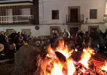 Los villancicos y la lumbre reúnen a vecinos y visitantes en Bohonal de Ibor