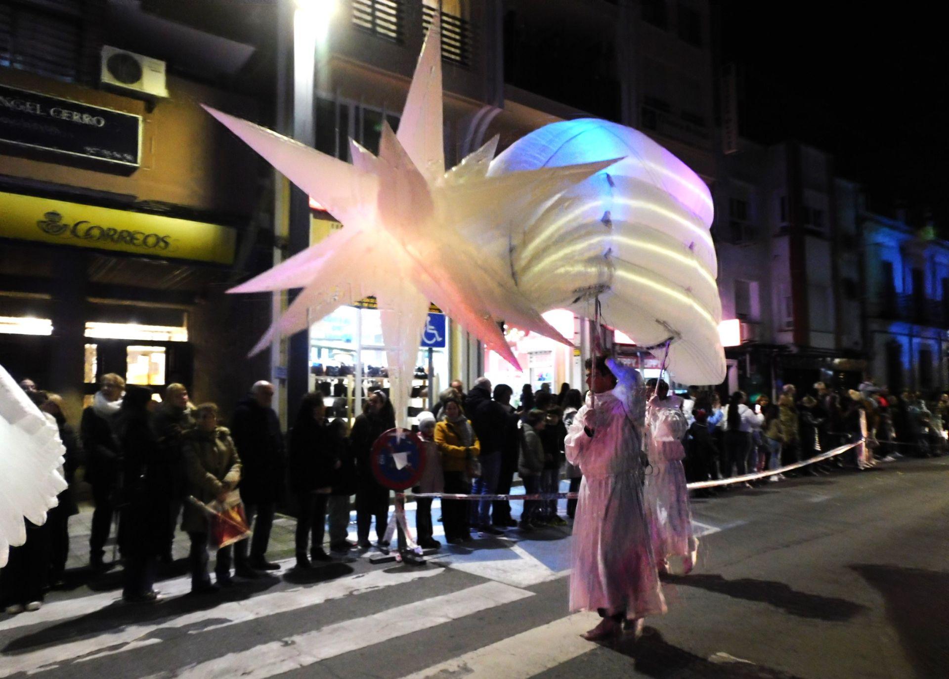 La cabalgata de los Reyes Magos y los regalos despiden la Navidad