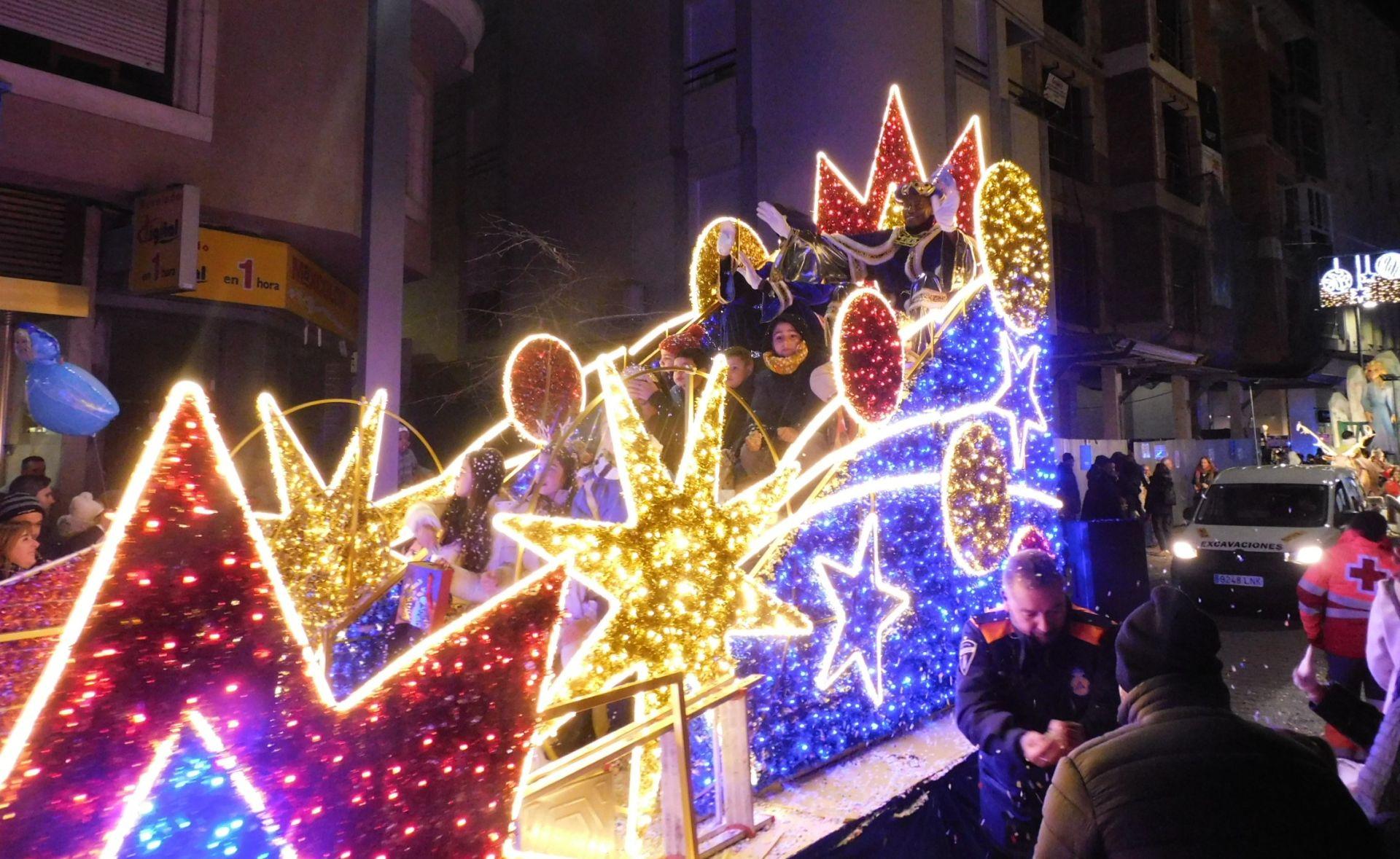 La cabalgata de los Reyes Magos y los regalos despiden la Navidad