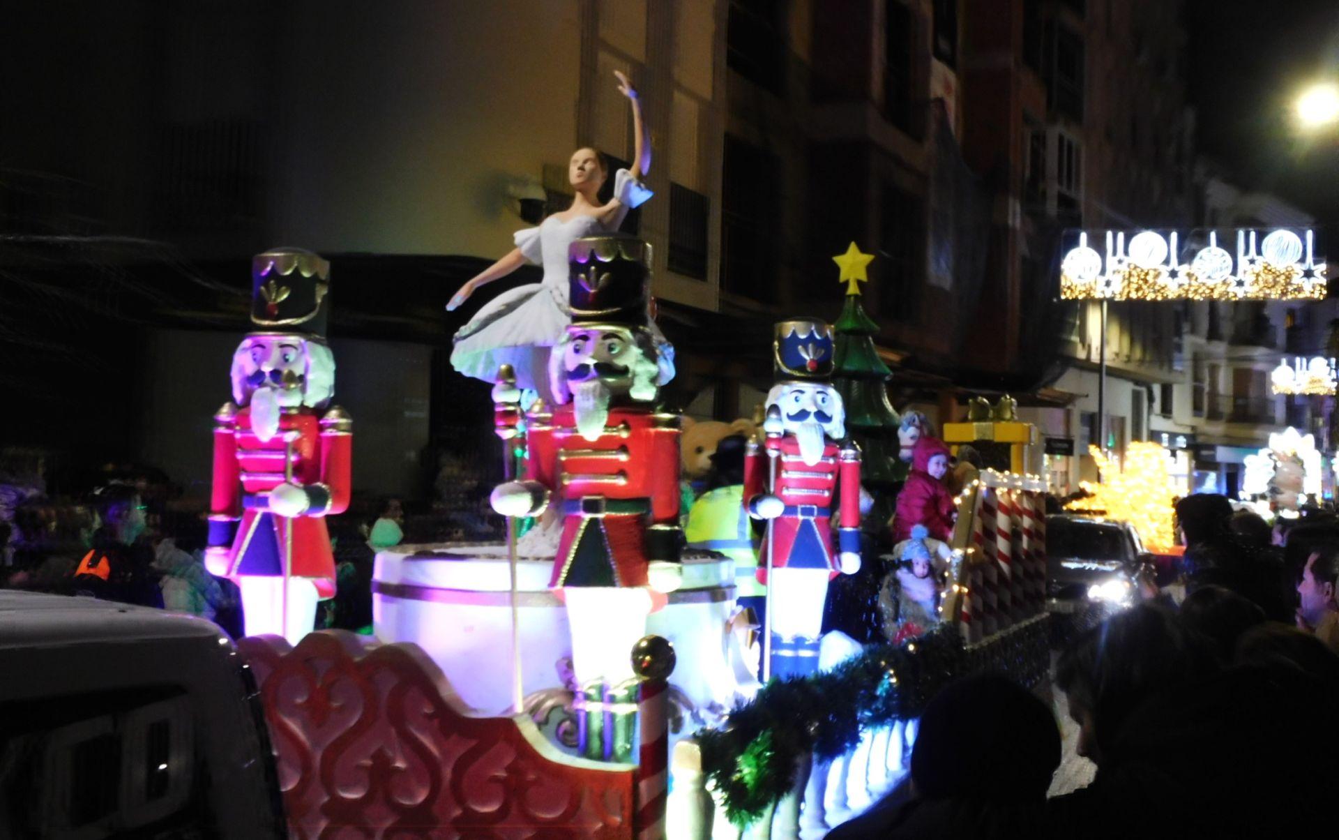 La cabalgata de los Reyes Magos y los regalos despiden la Navidad