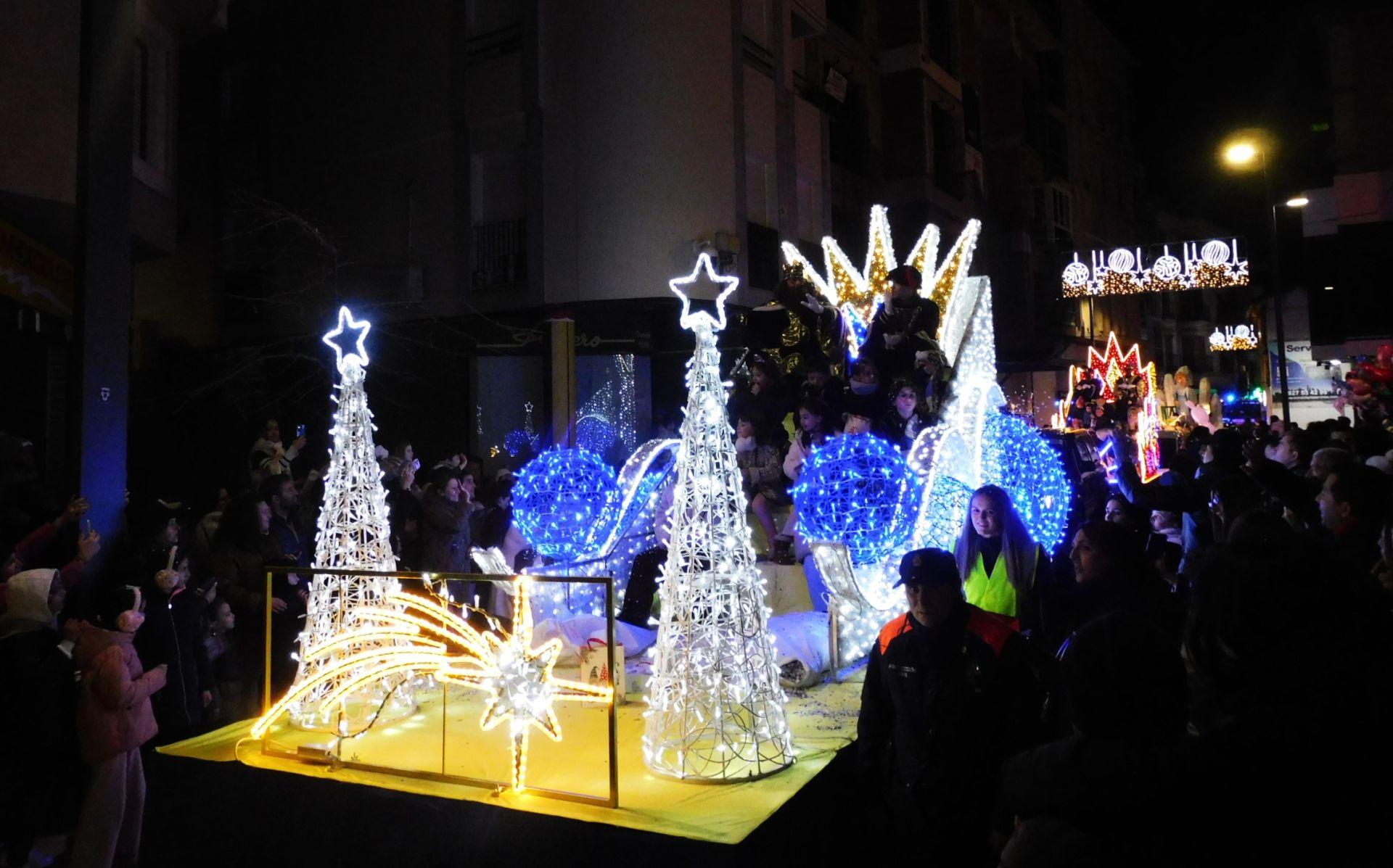 La cabalgata de los Reyes Magos y los regalos despiden la Navidad