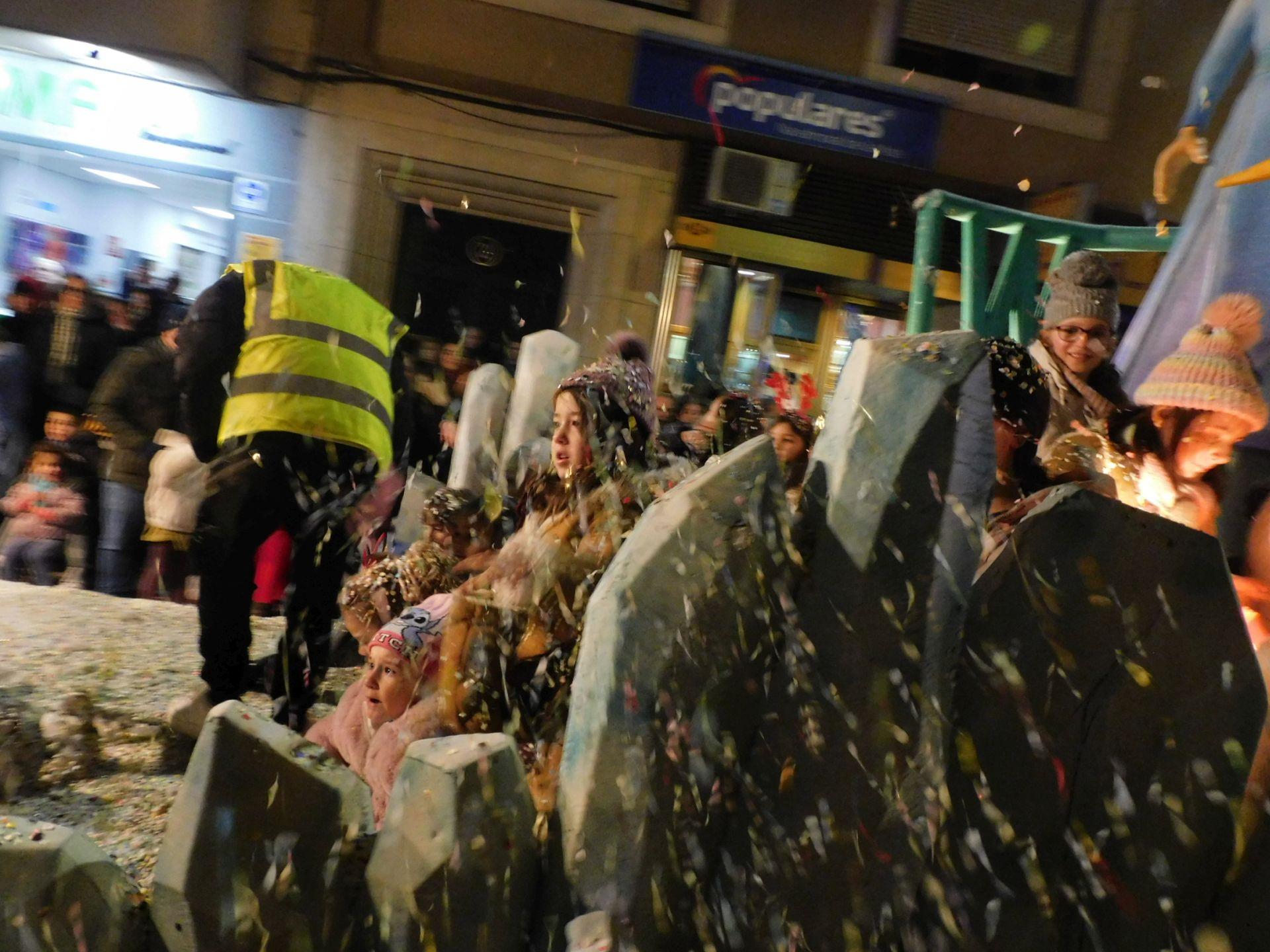 La cabalgata de los Reyes Magos y los regalos despiden la Navidad
