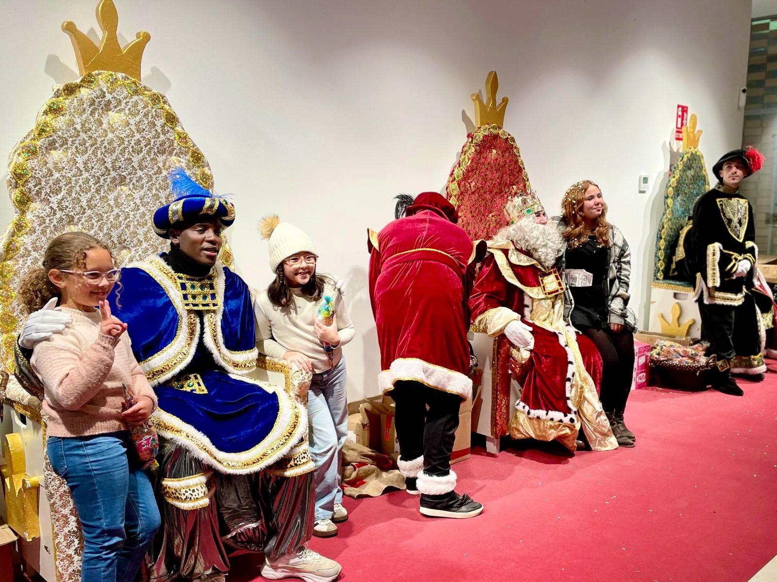 La cabalgata de los Reyes Magos y los regalos despiden la Navidad