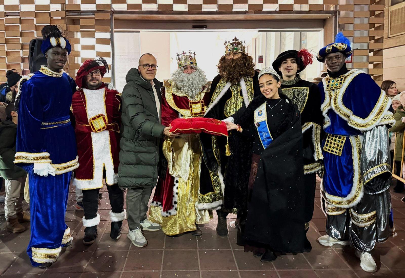 La cabalgata de los Reyes Magos y los regalos despiden la Navidad