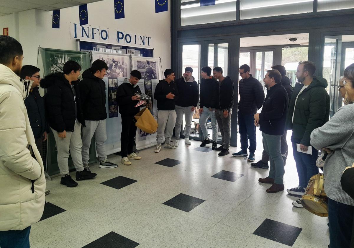 Ángel recibe un regalo de sus compañeros y el dinero recaudado