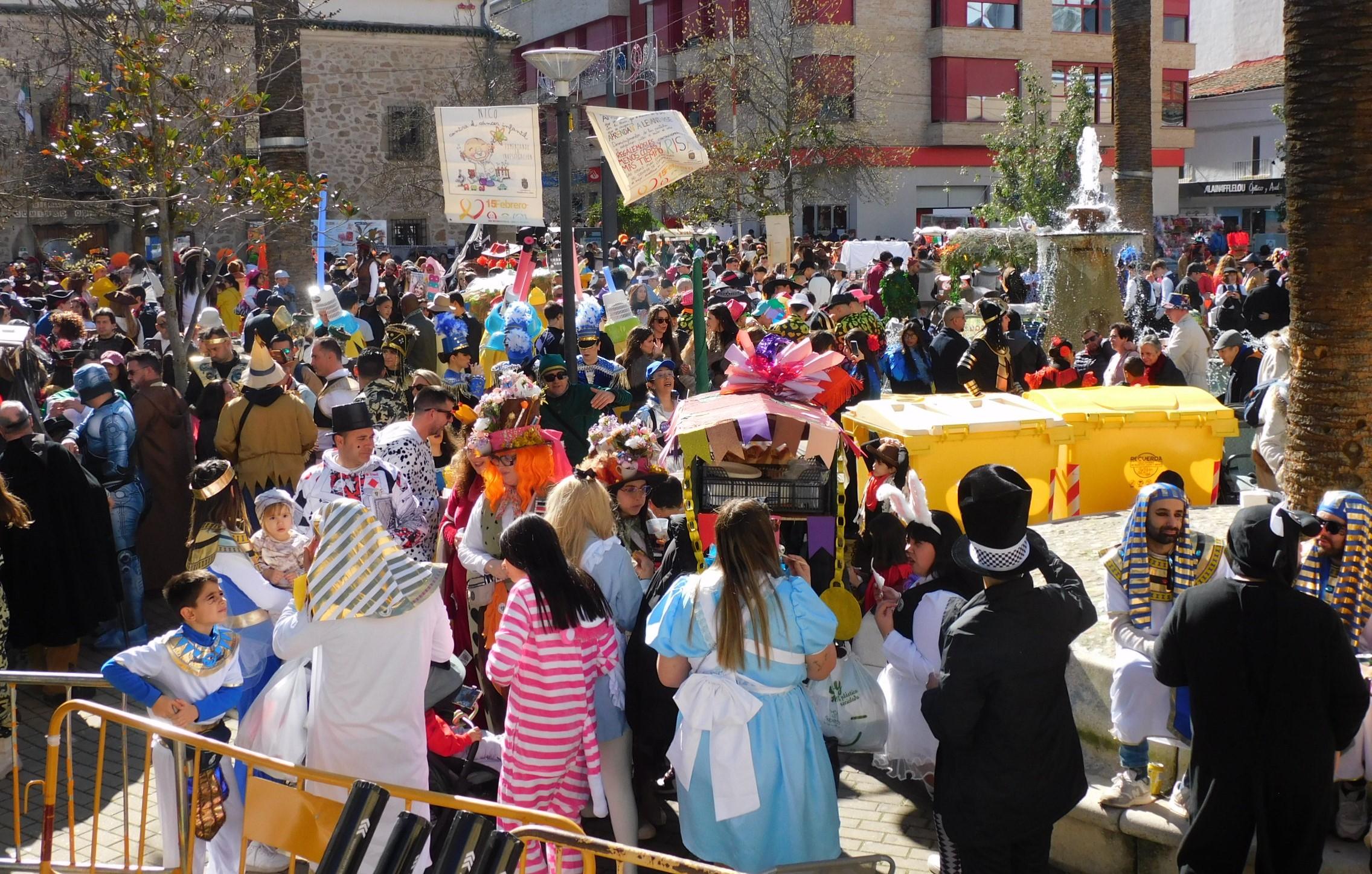 Cerca de 150 grupos pasan por el 'Cómete el Carnavalmoral'