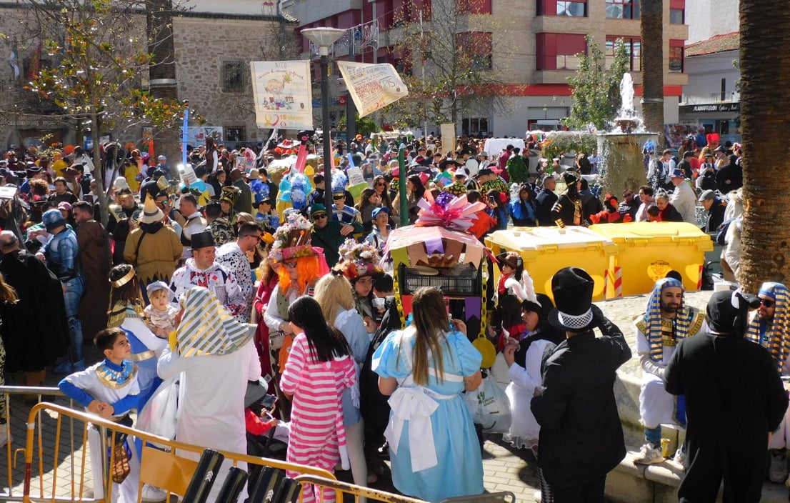 Cerca de 150 grupos pasan por el 'Cómete el Carnavalmoral'