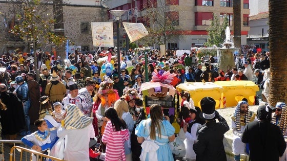 Carrozas y comparsas protagonizarán el domingo el primer desfile