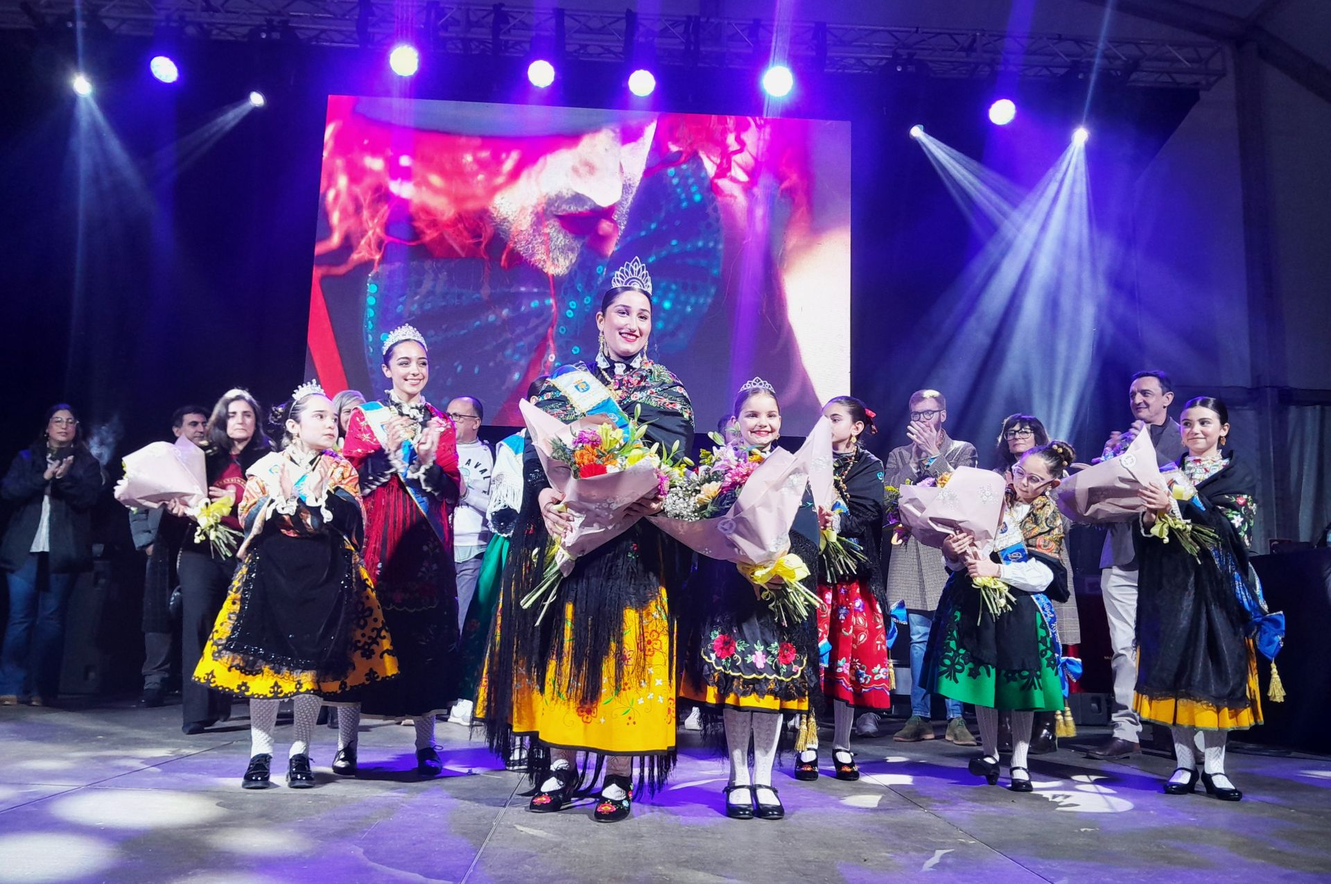 Las reinas tras ser coronadas y sus damas