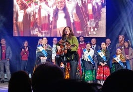 La pregonera hace cantar 'Moralita' al público que llenaba la caseta municipal