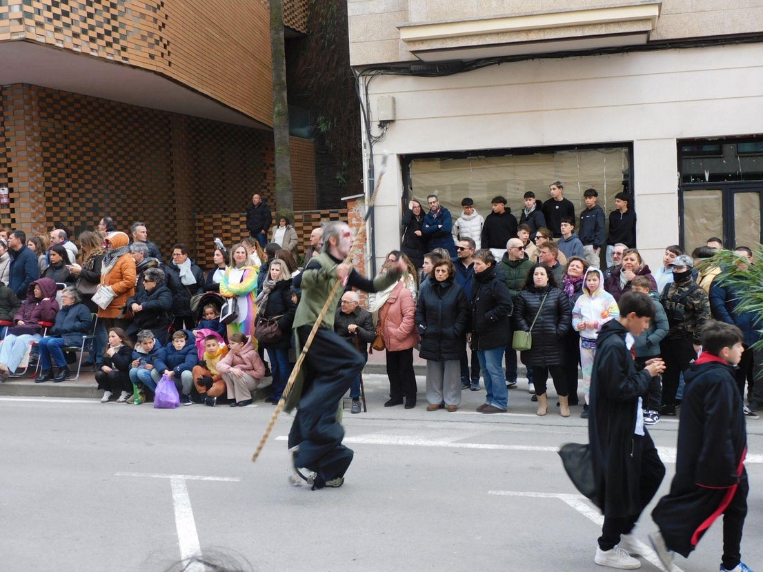 Carrozas y comparsas brillan en el primer desfile del Carnaval