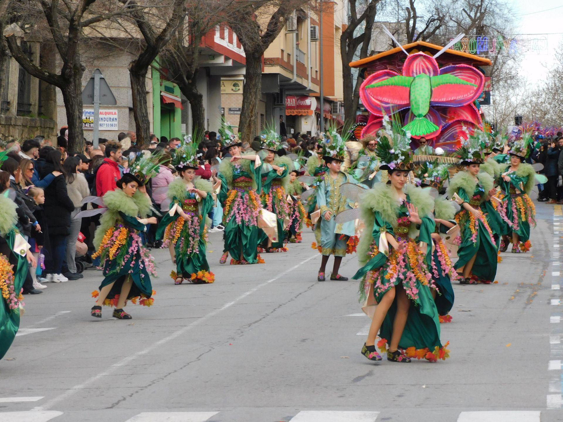 Carrozas y comparsas brillan en el primer desfile del Carnaval