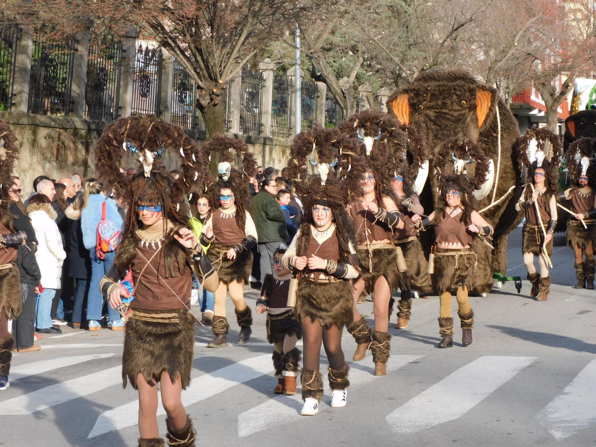 Carrozas y comparsas brillan en el primer desfile del Carnaval