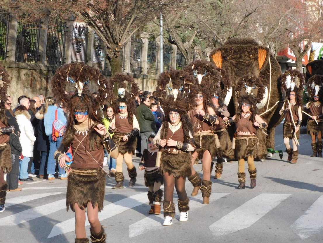 Carrozas y comparsas brillan en el primer desfile del Carnaval