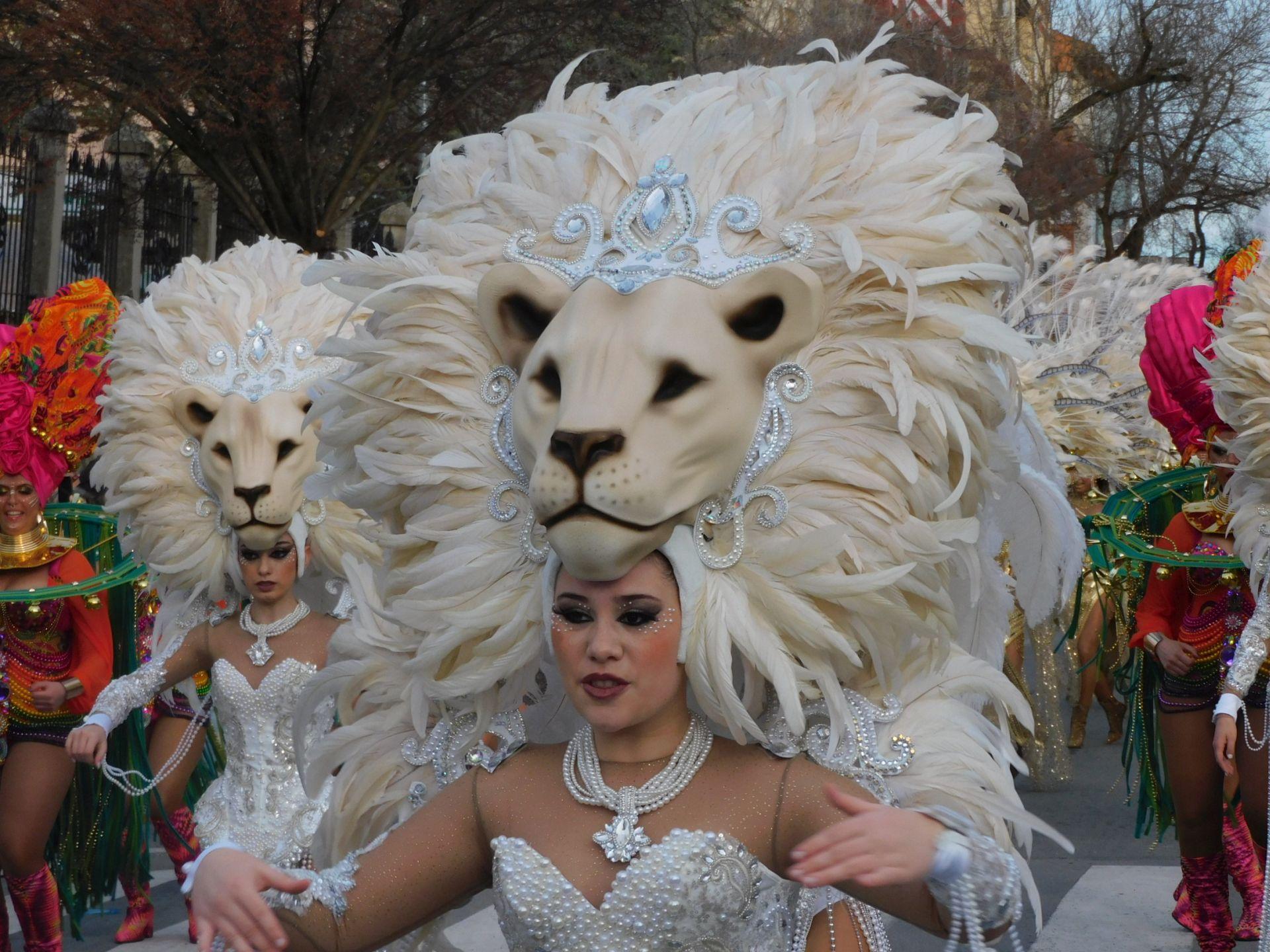 Carrozas y comparsas brillan en el primer desfile del Carnaval
