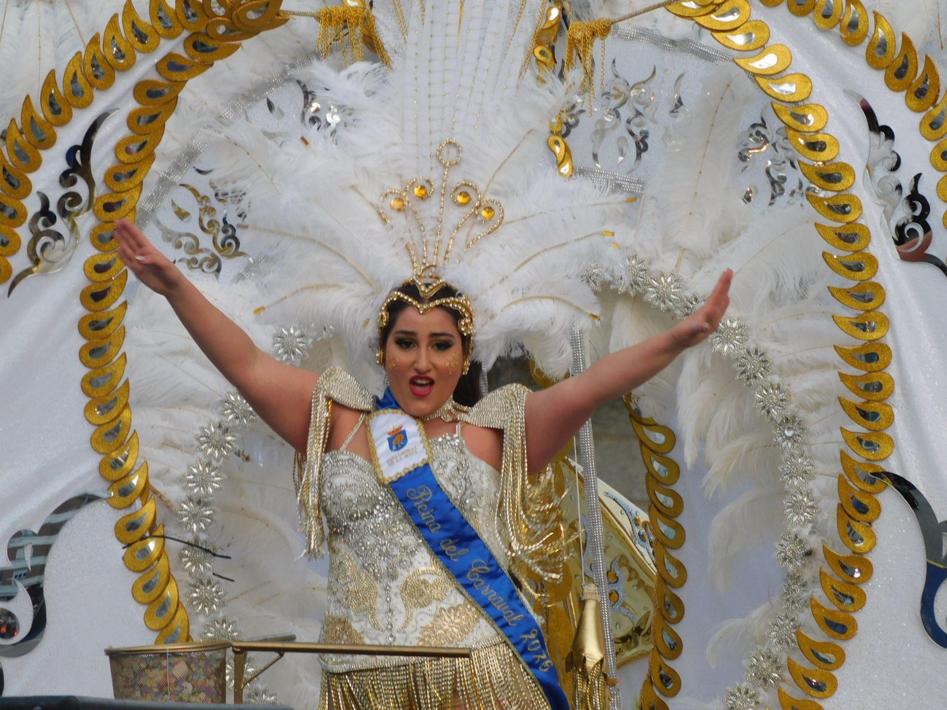 Carrozas y comparsas brillan en el primer desfile del Carnaval