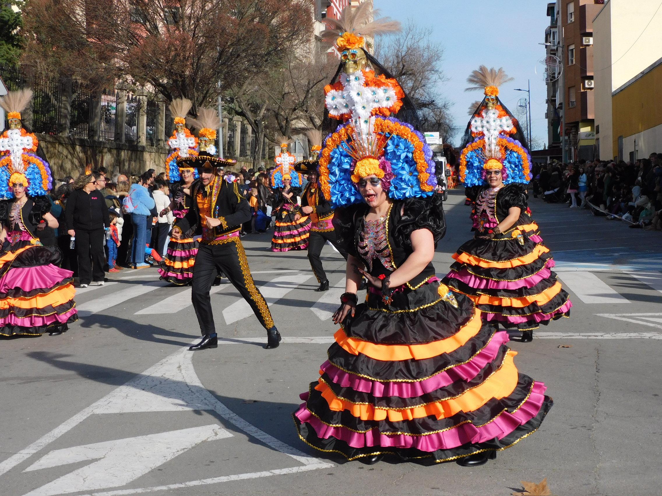 Carrozas y comparsas brillan en el primer desfile del Carnaval