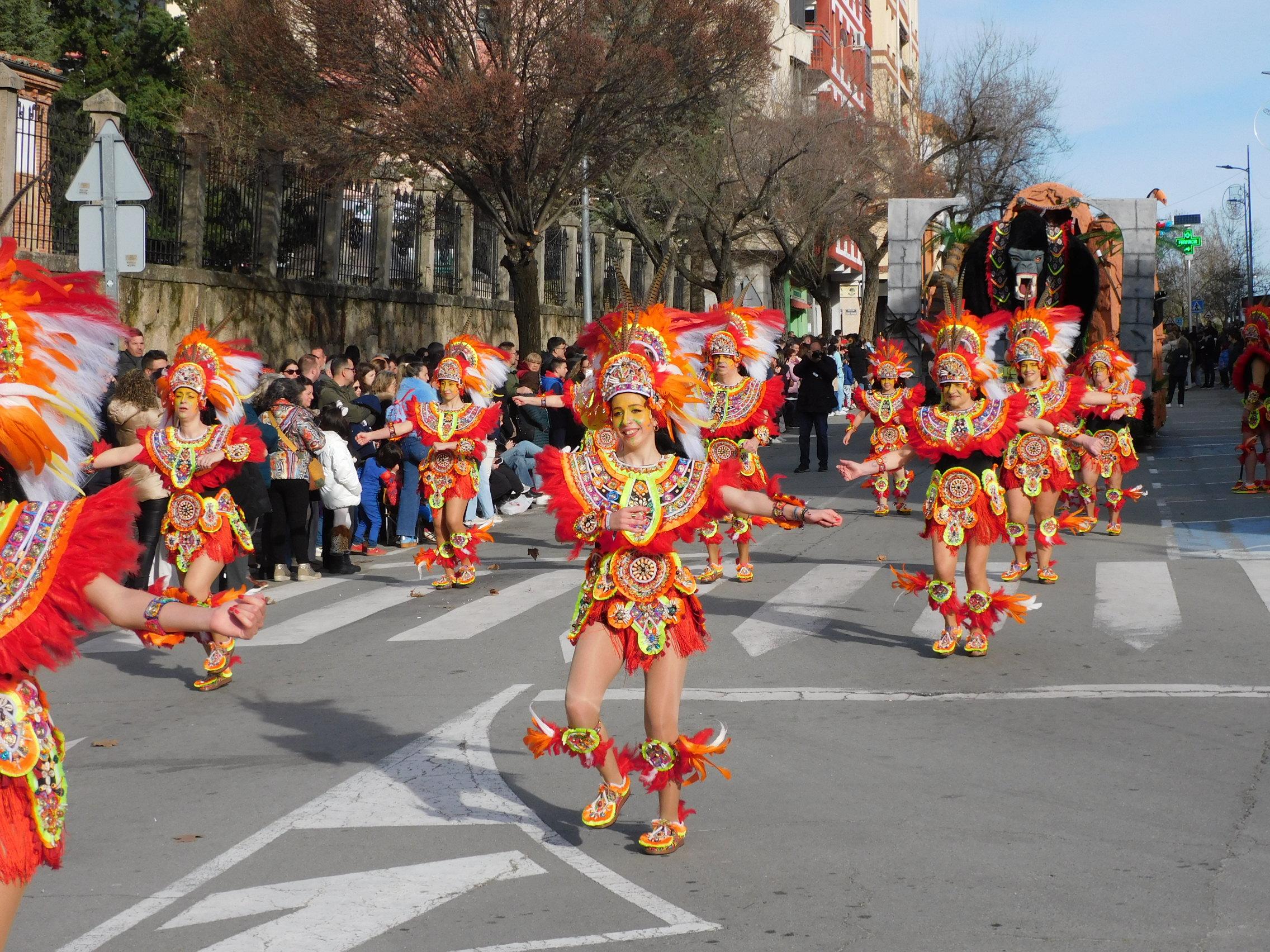 Carrozas y comparsas brillan en el primer desfile del Carnaval
