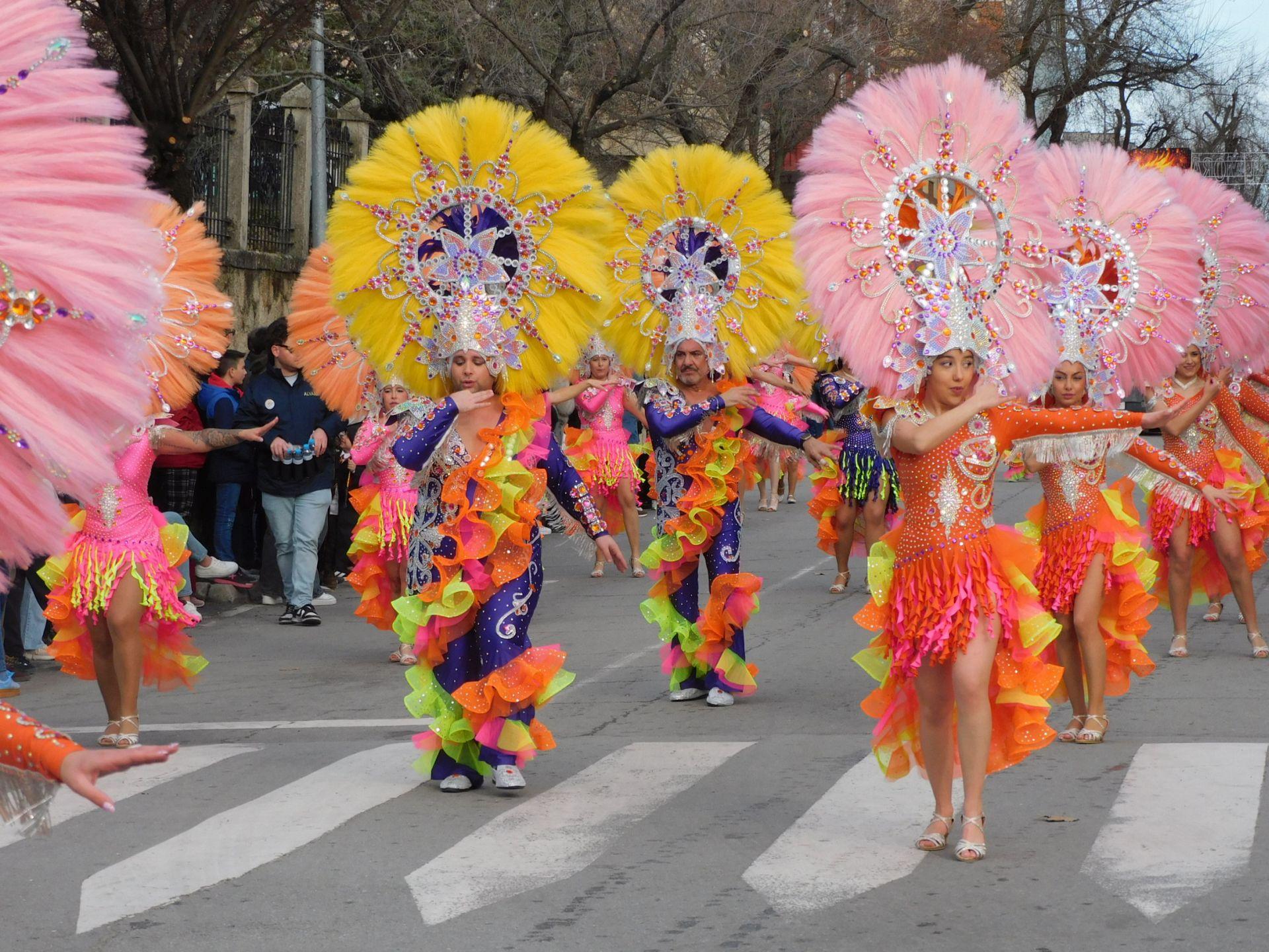 Carrozas y comparsas brillan en el primer desfile del Carnaval