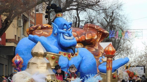 Carrozas y comparsas brillan en el primer desfile del Carnaval