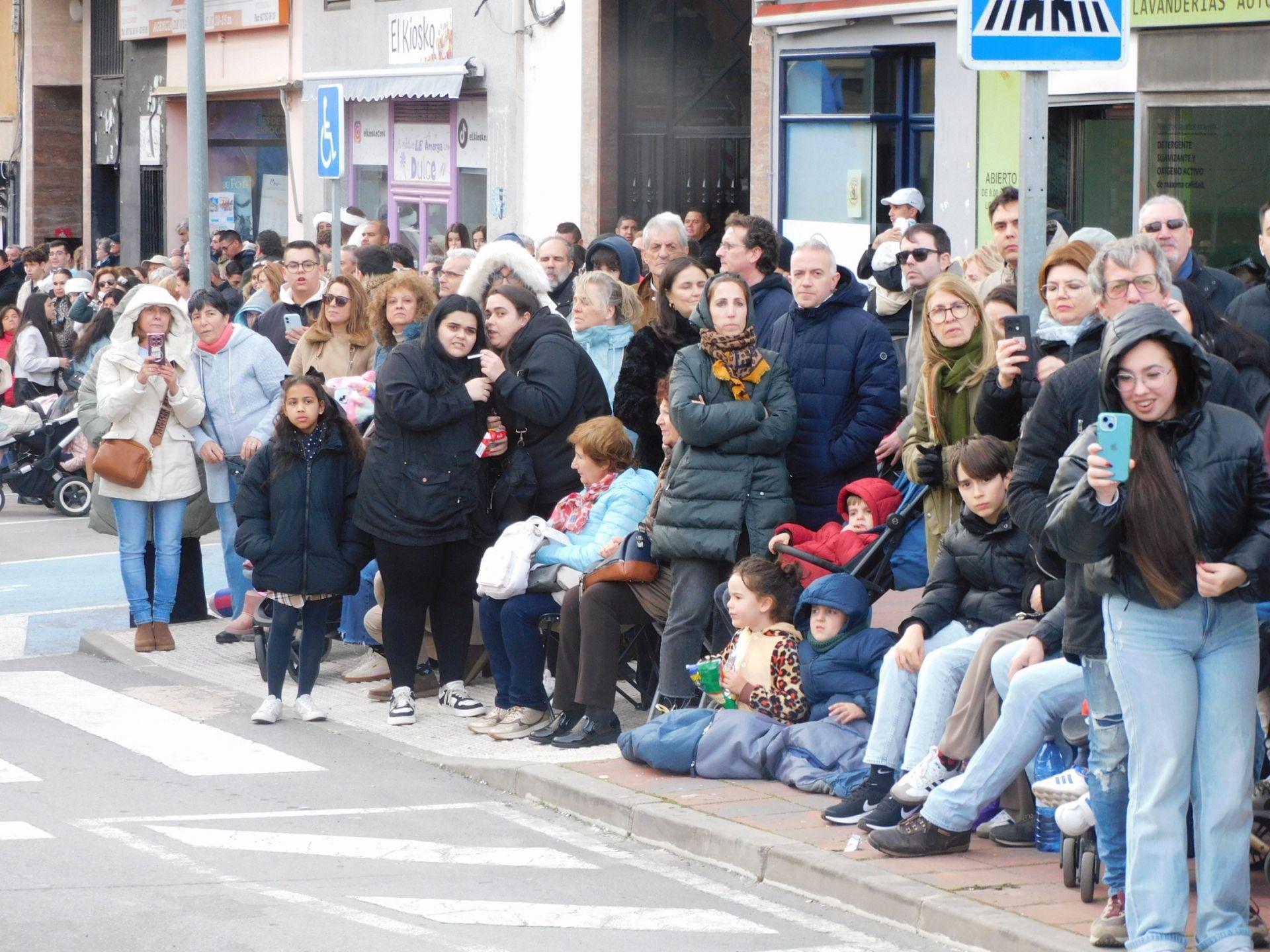 Carrozas y comparsas brillan en el primer desfile del Carnaval