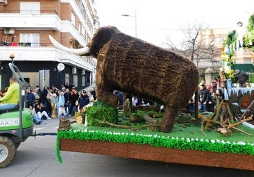 Carrozas y comparsas brillan en el primer desfile