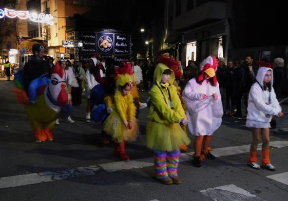 El desenfadado pasacalles carnavalero llena la peatonal