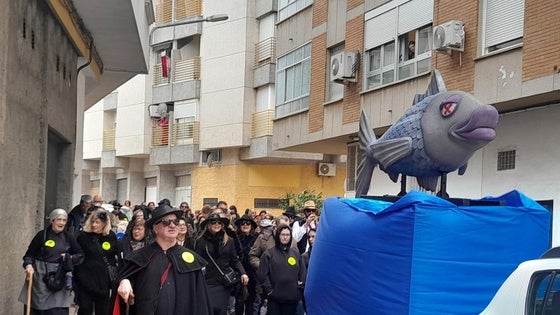 El entierro y la quema de la sardina despiden la fiesta