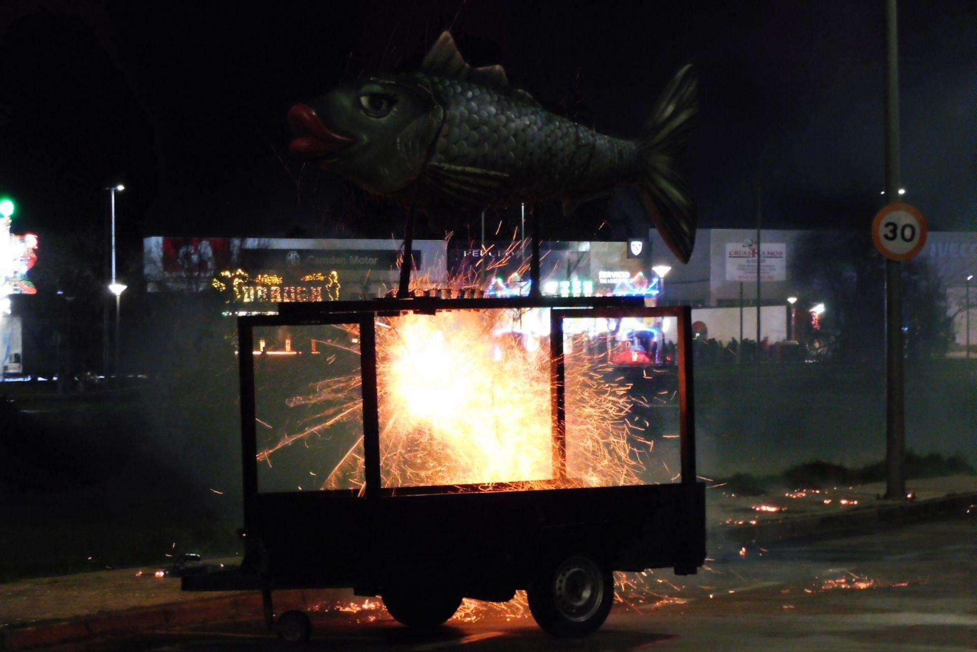 La sardina y los fuegos artificiales despiden, un año más, el Carnaval