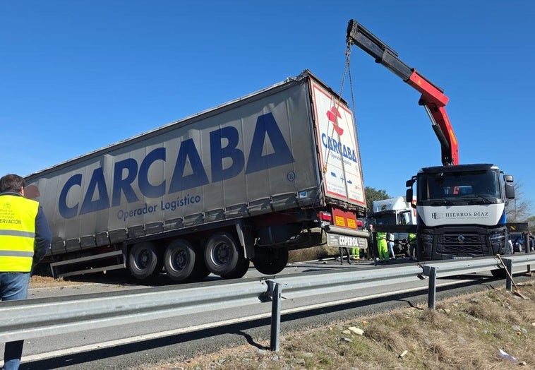 La colisión de dos camiones obliga a cortar la A-5 cerca de Navalmoral