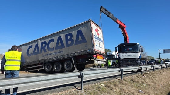 La colisión de dos camiones obliga a cortar la A-5 cerca de Navalmoral