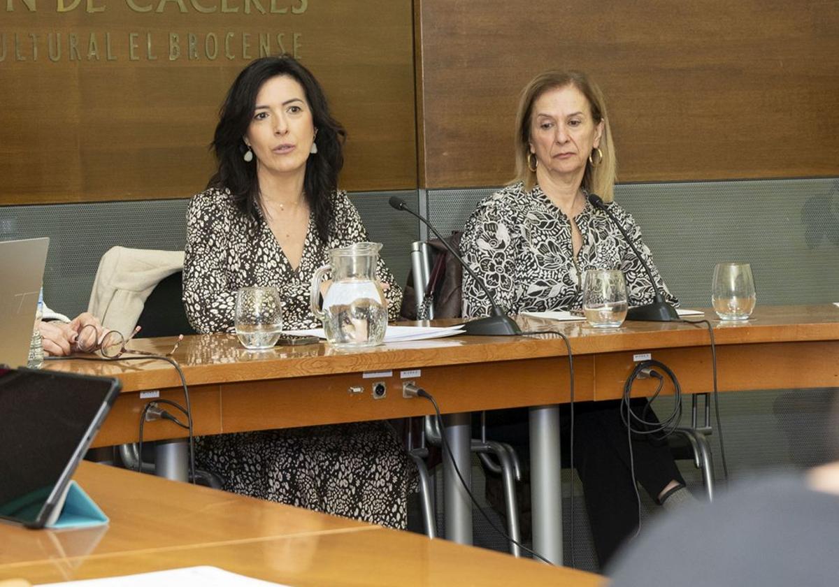 Esther Gutiérrez junto a Carmen Hernán.