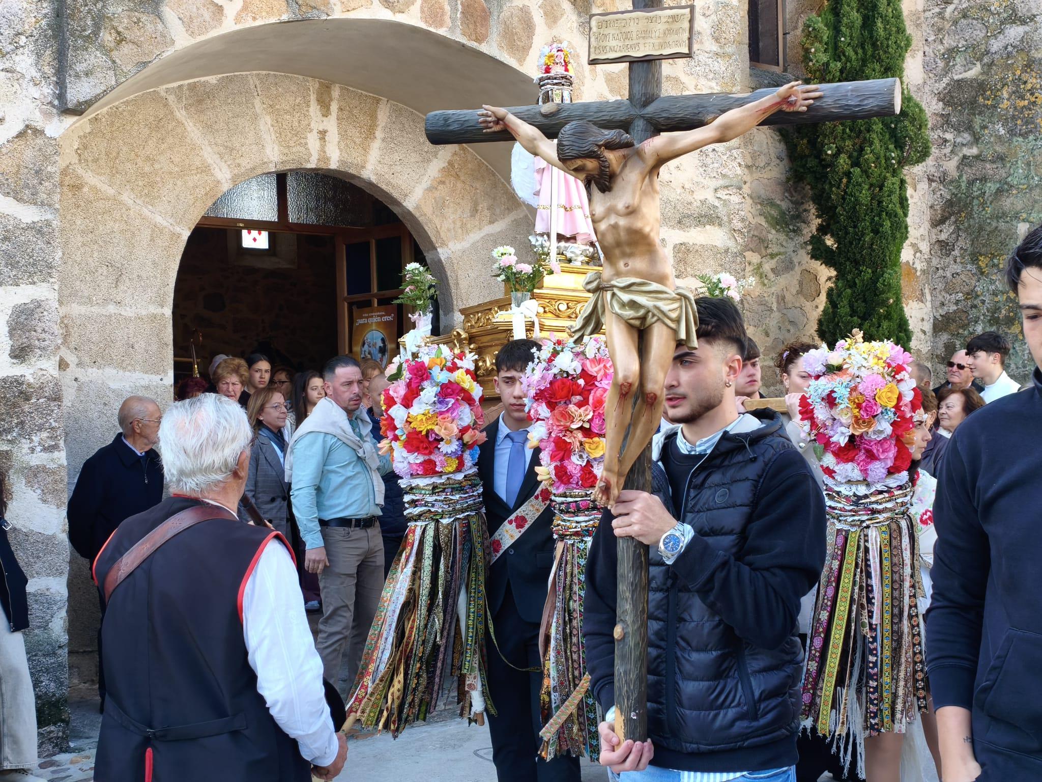 Valdehúncar brilla con el Ángel y el Cristo del Perdón