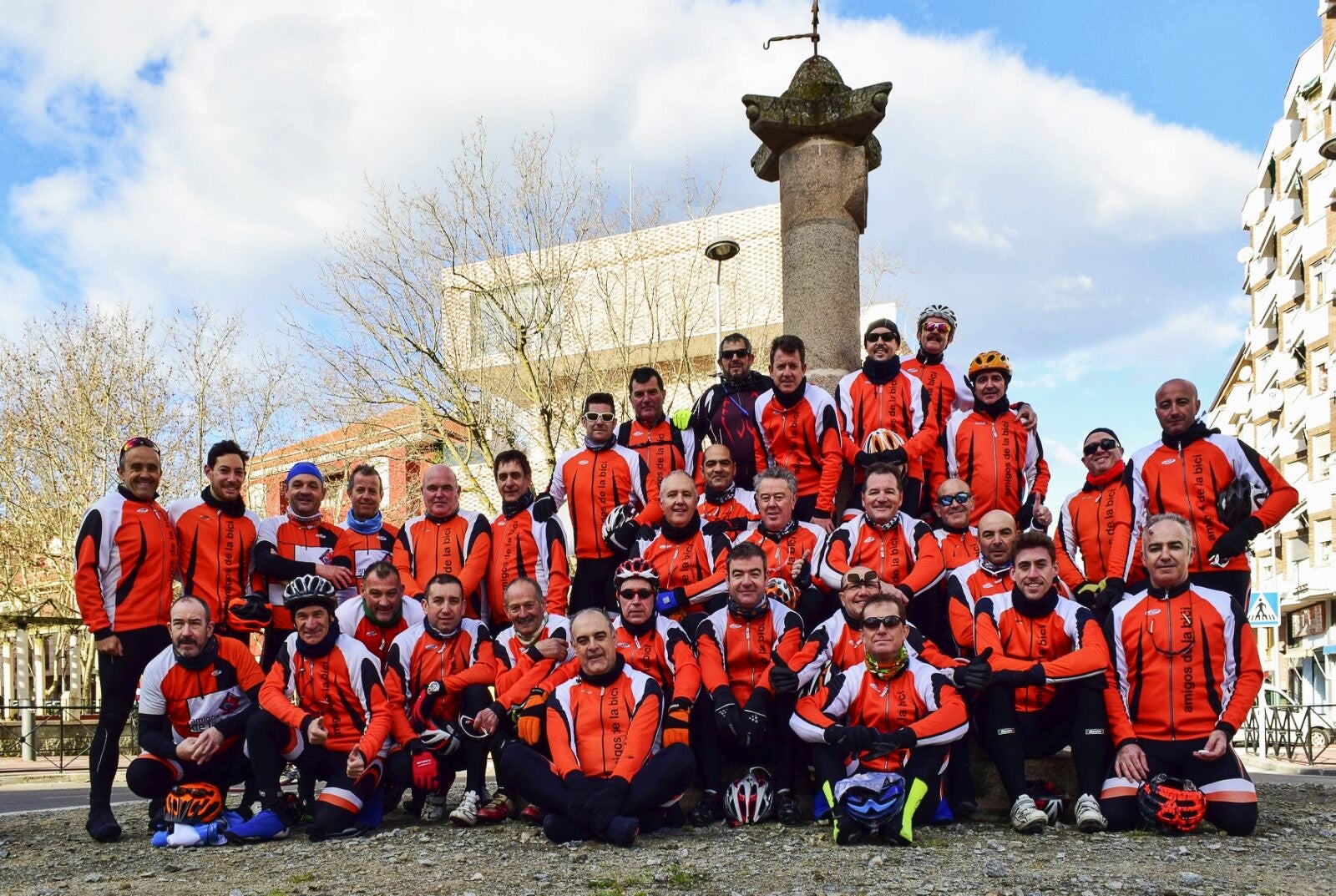 Los Amigos de la Bici con el homenajeado en primera fila