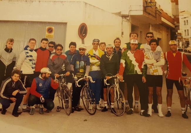 Imagen para el recuerdo del Club Cicloturista, con Nicolás segundo por la izquierda de pie