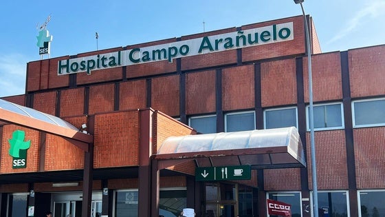 Celadores y celadoras del hospital se concentrarán todos los miércoles de marzo