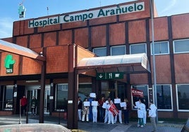 Celadores y celadoras del hospital se concentrarán todos los miércoles de marzo