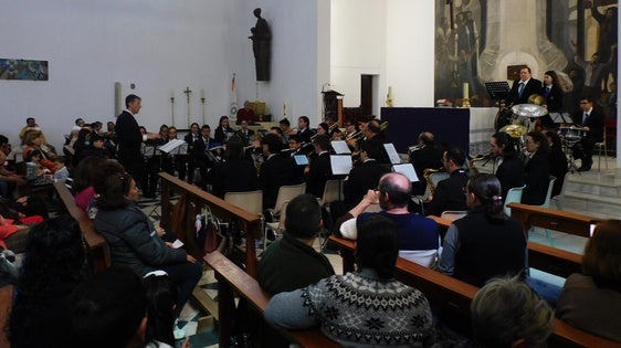 La Banda de Música llena de marchas procesionales la iglesia de las Angustias