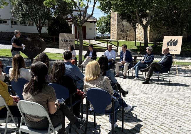 Mesa de debate celebrada en Toril