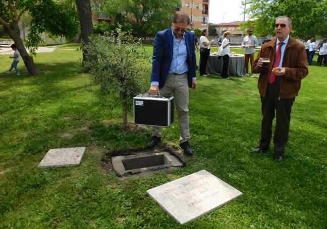 Roberto Correas antes de enterrar la cápsula del tiempo