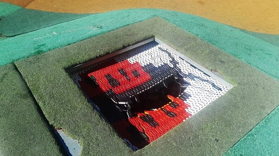 Un riesgo para los chavales en el parque infantil de la plaza de La Chimenea