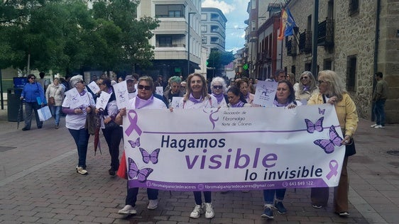 La lluvia hace su aparición en la marcha con motivo del Día Mundial de la Fibromialgia
