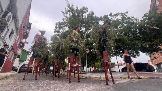 Estudiantes de la zona aprenden técnicas circenses en el 'Equilibrio juvenil, territorio Arjabor'